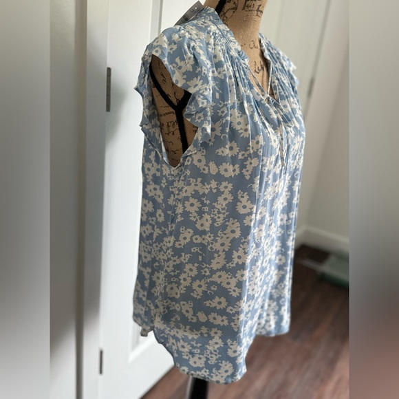 NWT- LOFT top-Charming blue floral top with flutter sleeves and tie-front! - Picture 4 of 7